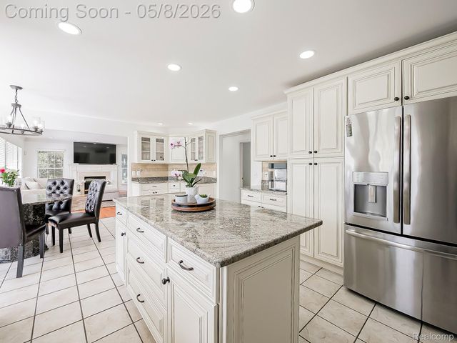 5221 Sandlewood Drive, Commerce Charter Township, MI 48382