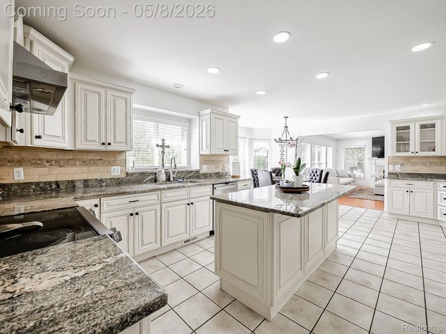 5221 Sandlewood Drive, Commerce Charter Township, MI 48382