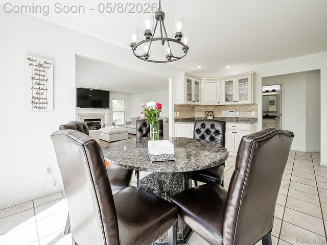 5221 Sandlewood Drive, Commerce Charter Township, MI 48382