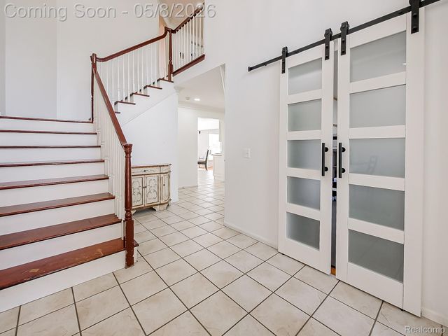 5221 Sandlewood Drive, Commerce Charter Township, MI 48382