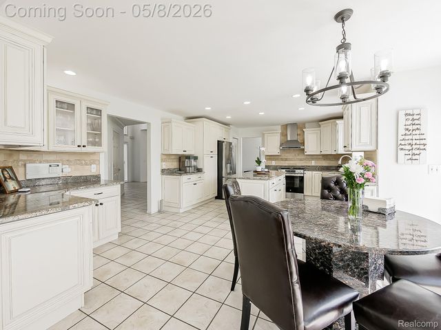 5221 Sandlewood Drive, Commerce Charter Township, MI 48382