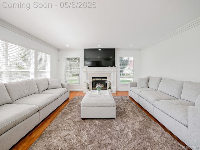 5221 Sandlewood Drive, Commerce Charter Township, MI 48382