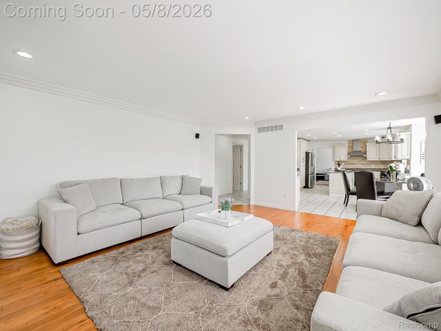5221 Sandlewood Drive, Commerce Charter Township, MI 48382