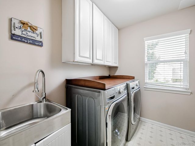 5221 Sandlewood Drive, Commerce Charter Township, MI 48382