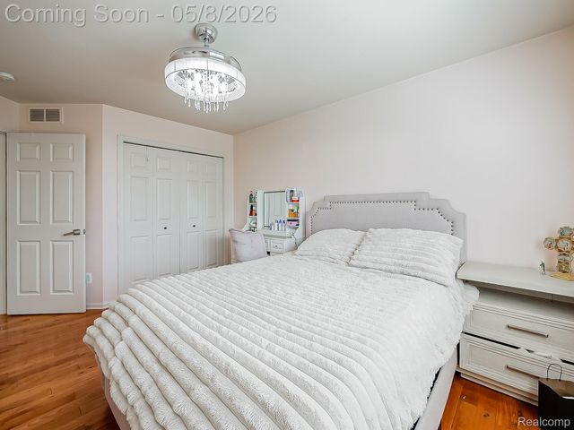 5221 Sandlewood Drive, Commerce Charter Township, MI 48382
