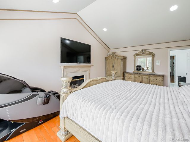 5221 Sandlewood Drive, Commerce Charter Township, MI 48382