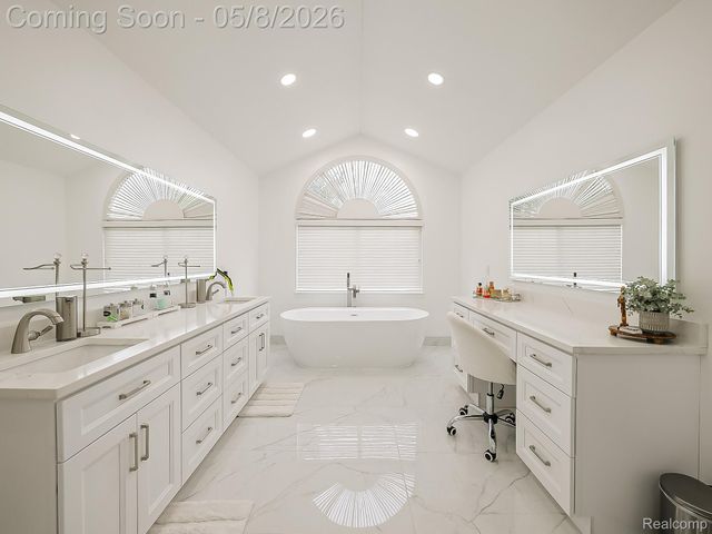 5221 Sandlewood Drive, Commerce Charter Township, MI 48382