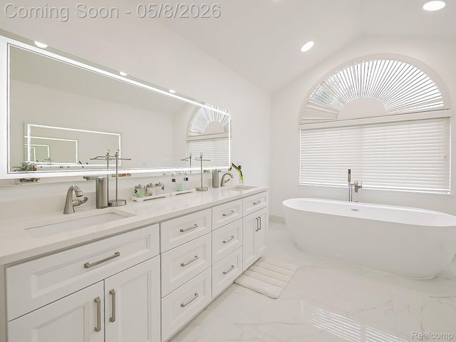 5221 Sandlewood Drive, Commerce Charter Township, MI 48382