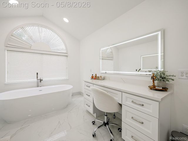 5221 Sandlewood Drive, Commerce Charter Township, MI 48382