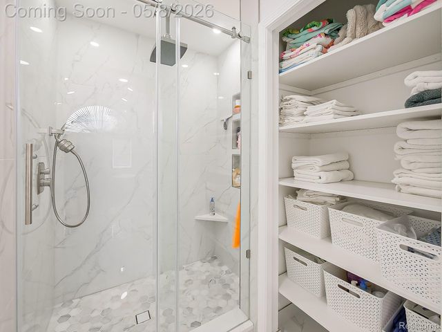 5221 Sandlewood Drive, Commerce Charter Township, MI 48382