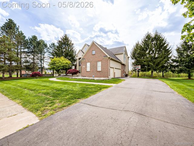 5221 Sandlewood Drive, Commerce Charter Township, MI 48382