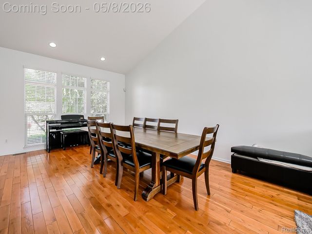5221 Sandlewood Drive, Commerce Charter Township, MI 48382