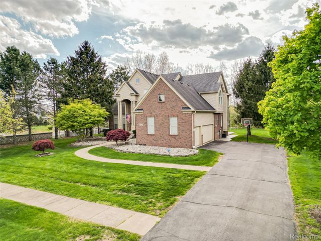 5221 Sandlewood Drive, Commerce Charter Township, MI 48382