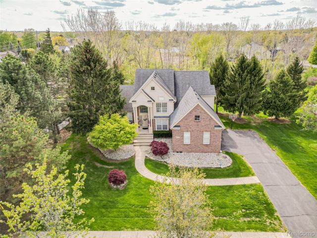5221 Sandlewood Drive, Commerce Charter Township, MI 48382