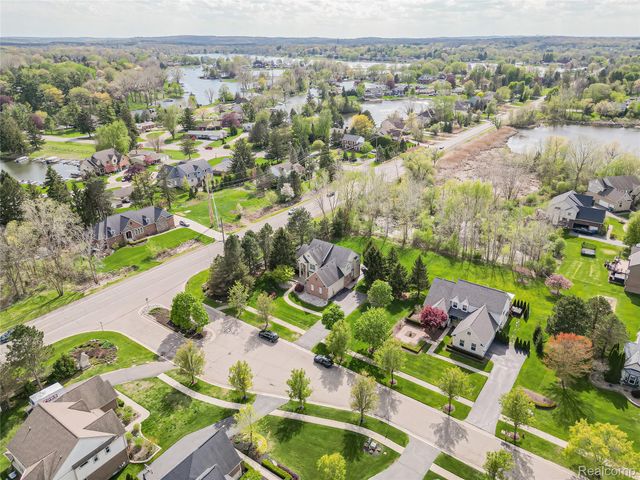 5221 Sandlewood Drive, Commerce Charter Township, MI 48382
