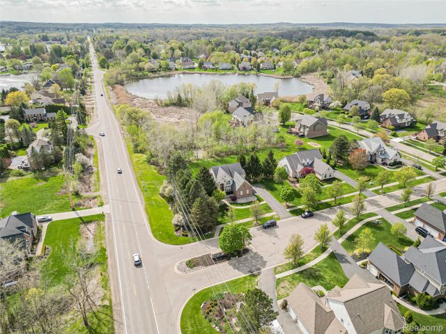 5221 Sandlewood Drive, Commerce Charter Township, MI 48382