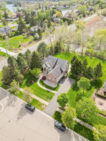 5221 Sandlewood Drive, Commerce Charter Township, MI 48382