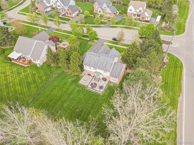 5221 Sandlewood Drive, Commerce Charter Township, MI 48382