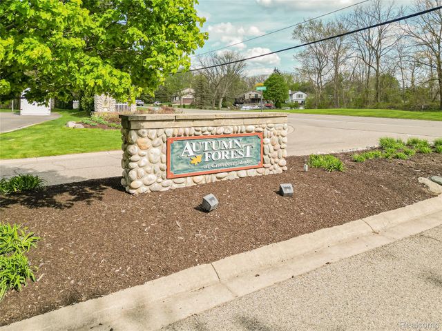 5221 Sandlewood Drive, Commerce Charter Township, MI 48382