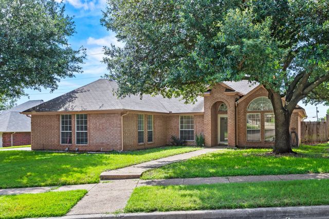 10229 Trail Ridge Drive, Benbrook, TX 76126