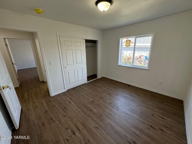 N 208 Chestnut St, Toppenish, WA 98948