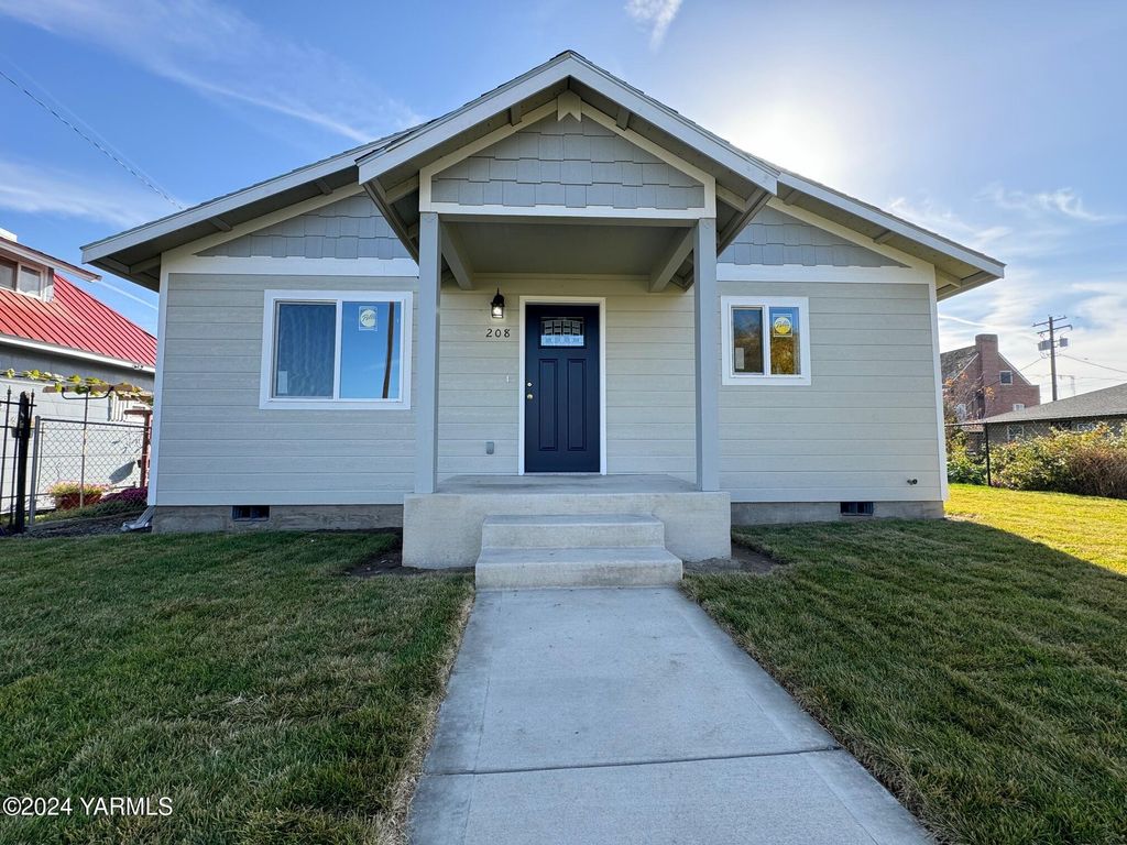 N 208 Chestnut St, Toppenish, WA 98948