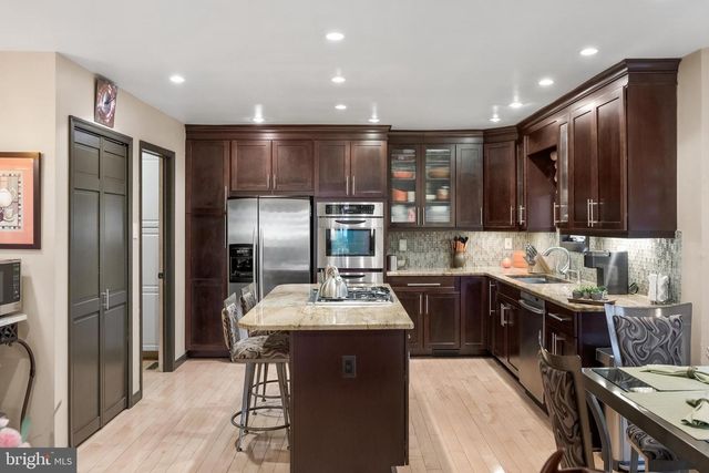 20 GOLF VIEW DR, Voorhees, NJ 08043