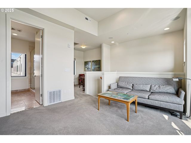 1740 Nw RIVERSCAPE St, Portland, OR 97209