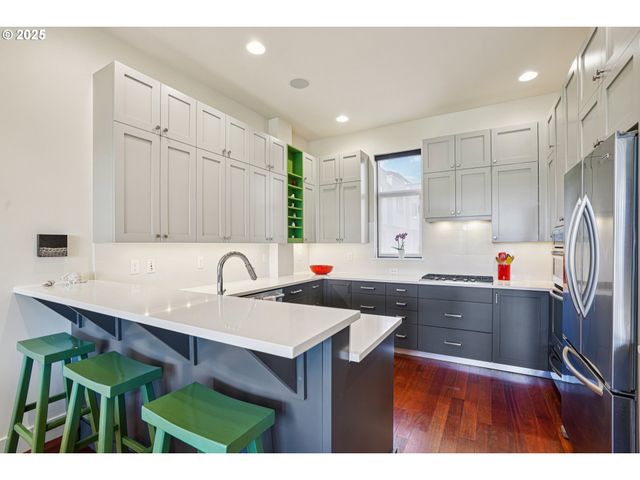 1740 Nw RIVERSCAPE St, Portland, OR 97209