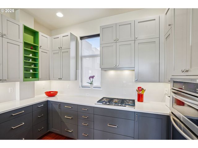 1740 Nw RIVERSCAPE St, Portland, OR 97209