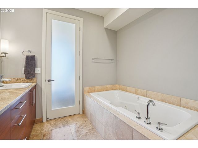 1740 Nw RIVERSCAPE St, Portland, OR 97209