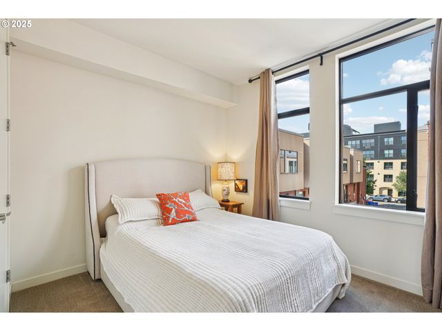 1740 Nw RIVERSCAPE St, Portland, OR 97209