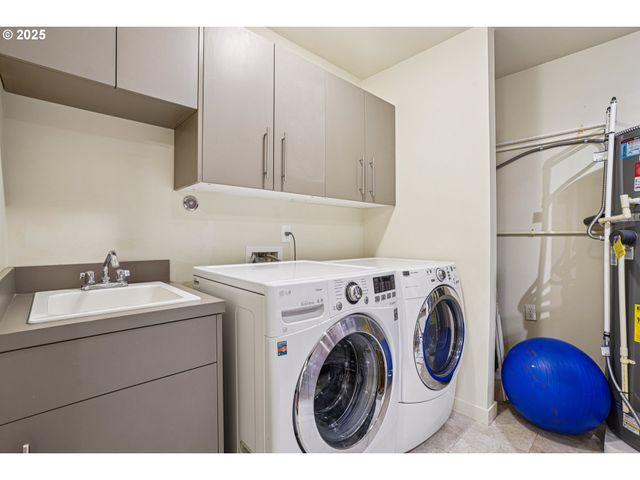 1740 Nw RIVERSCAPE St, Portland, OR 97209