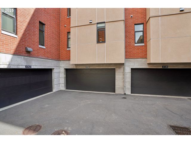 1740 Nw RIVERSCAPE St, Portland, OR 97209