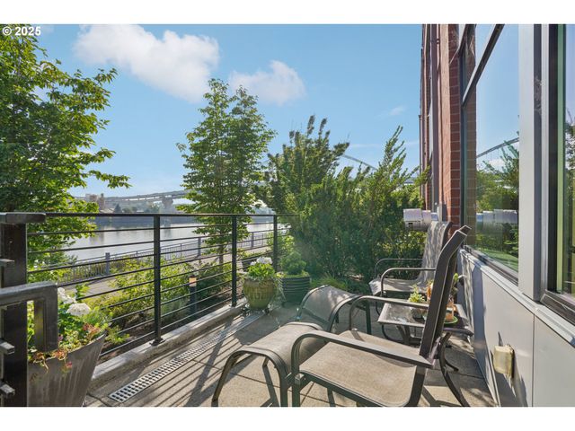 1740 Nw RIVERSCAPE St, Portland, OR 97209