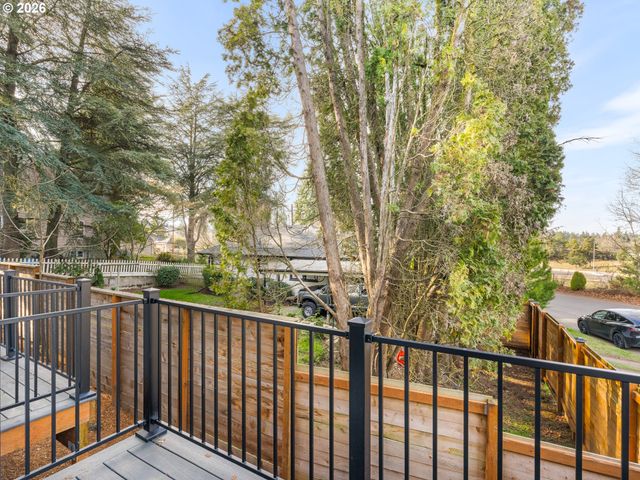 8630 Sw 21st Ave 1, Portland, OR 97219