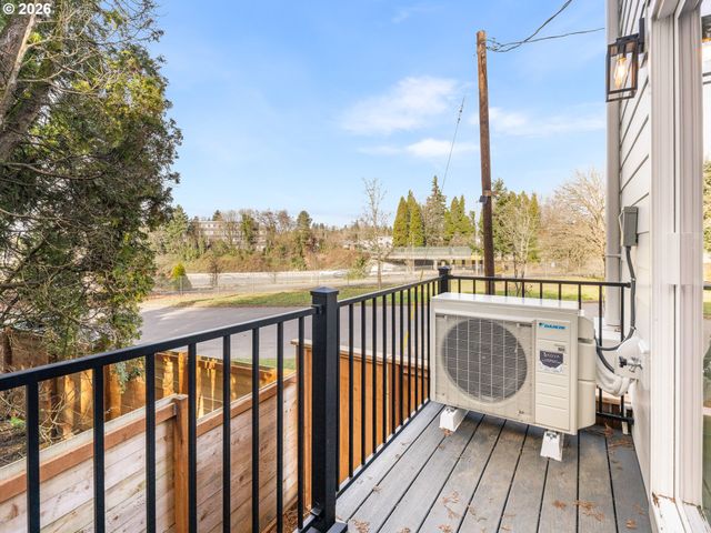 8630 Sw 21st Ave 1, Portland, OR 97219