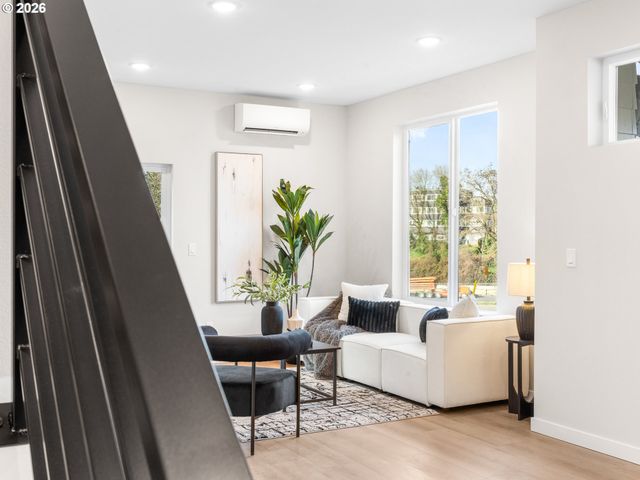 8630 Sw 21st Ave 1, Portland, OR 97219