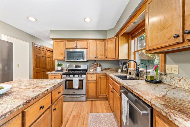 3106 Fox Ridge DRIVE, Waukesha, WI 53189