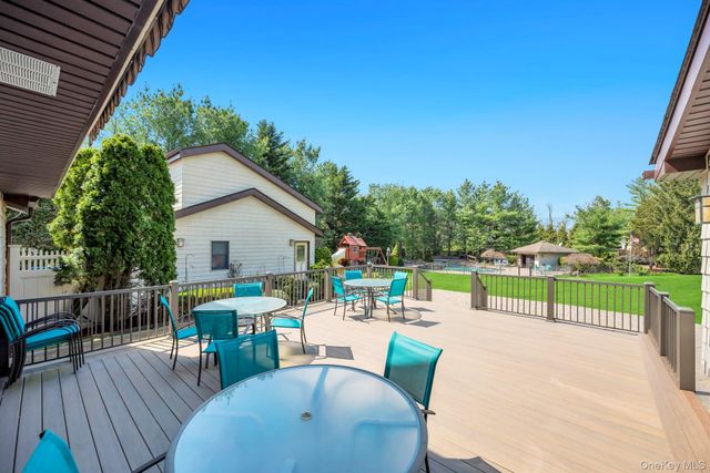 9 Artisan Avenue, Huntington, NY 11743