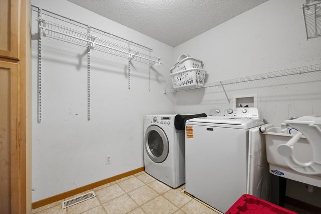 15517 Flight Way 212, Apple Valley, MN 55124