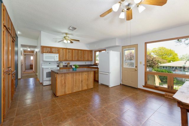 412 Dickens, Parkersburg, IA 50665