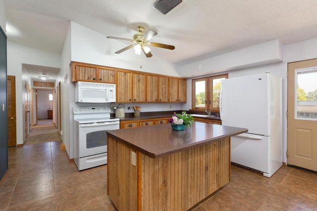 412 Dickens, Parkersburg, IA 50665