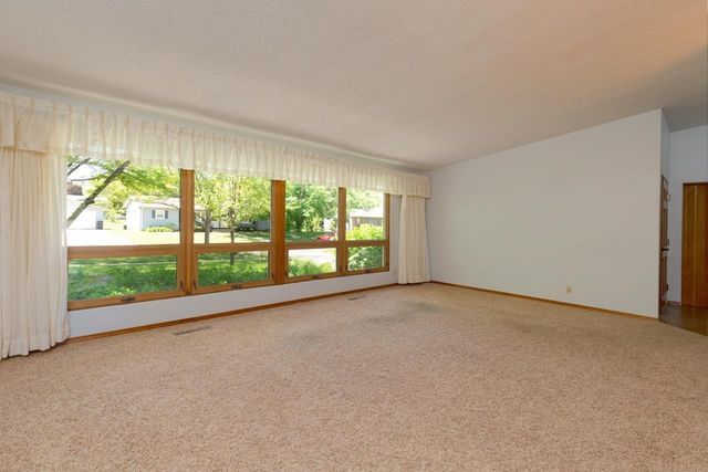 412 Dickens, Parkersburg, IA 50665