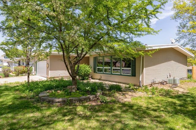 412 Dickens, Parkersburg, IA 50665