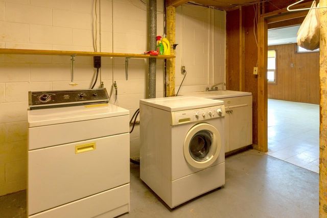 412 Dickens, Parkersburg, IA 50665