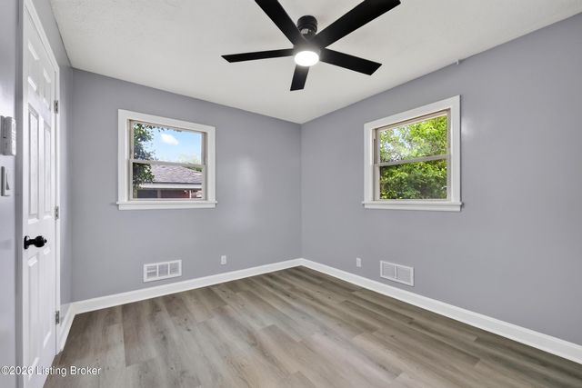 3237 Greendale Dr, Louisville, KY 40216