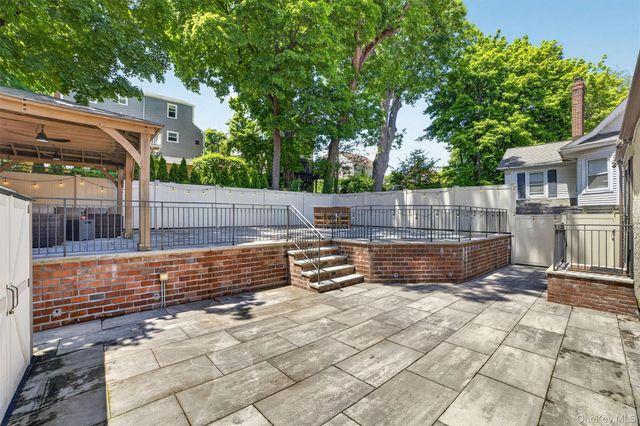 27 Desmond Avenue, Bronxville, NY 10708