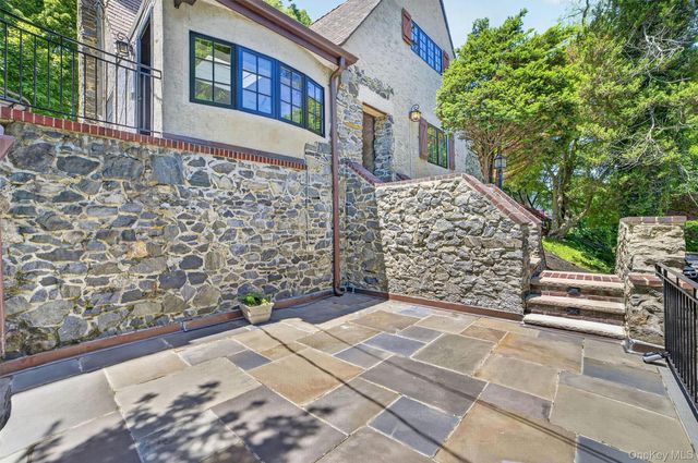 27 Desmond Avenue, Bronxville, NY 10708