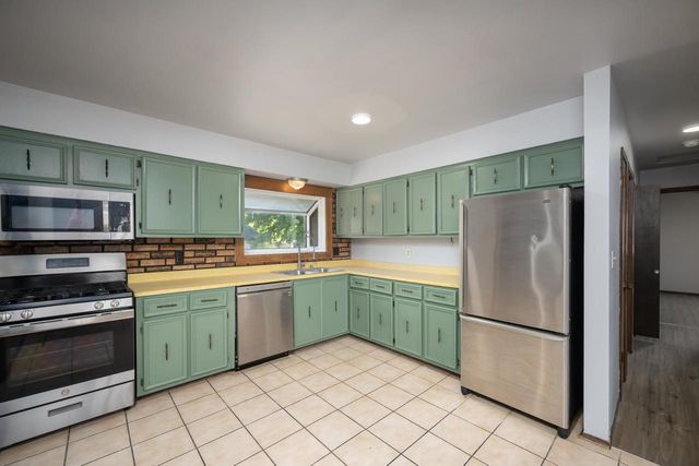 7821 w hustis STREET, Milwaukee, WI 53223